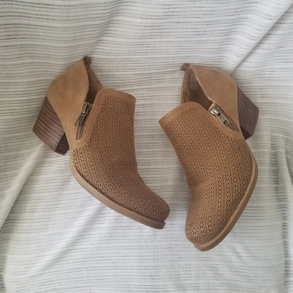 Baretraps 6.5M Rianne Ankle Bootie Cognac Tan Perforated Textile Stacked Heel 2" - Picture 1 of 7